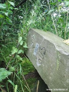 305-detail-grenspaal-omver-tussen-prikkeldraad