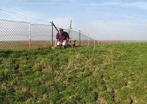 203-ii-laatste-paal-nieuwe-statenzijl-op-dijk-ad