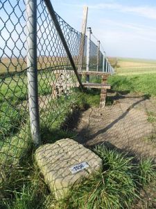 203-ii-laatste-paal-nieuwe-statenzijl-op-dijk