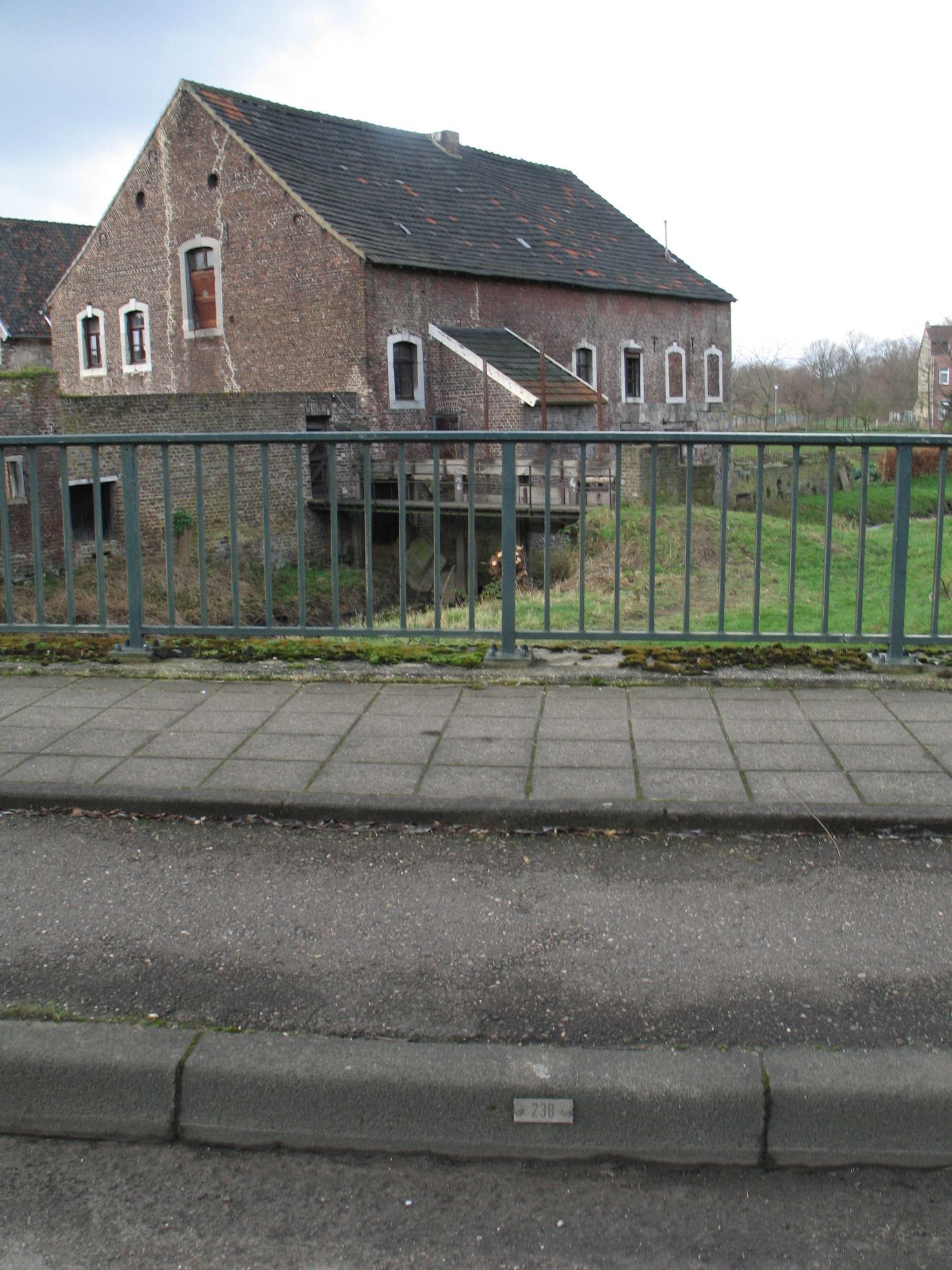 238  n zijde trottoirband brug  worm kerkrade.jpg
