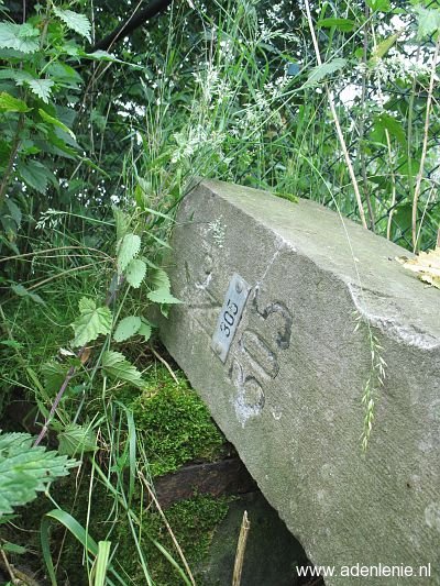 305-detail-grenspaal-omver-tussen-prikkeldraad