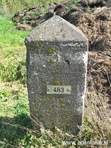 483-grenspaal-mesthoop2