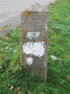555-grenspaal-grensovergang-snelweg-hommersum