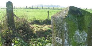 572-a-dubbele-grenspalen-bij-hekkens