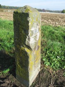574-akkerland-grenspaal