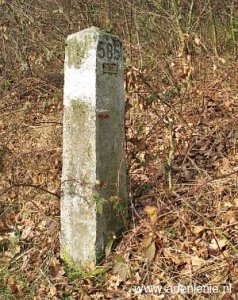 585-grenspaal1