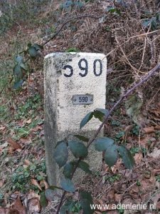 590-grenspaal1