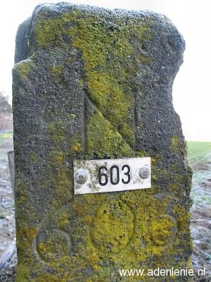 603-grenspaal-plak-detail