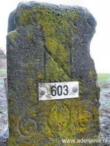 603-grenspaal-plak-detail