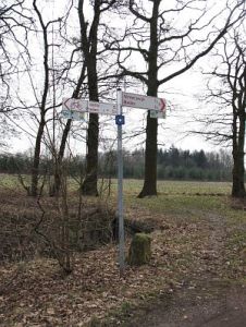 793d-fietspad-wandersweg-wegwijzer