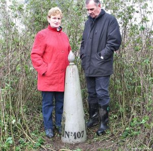 107b-grenspaal-ad-en-lenie-samen