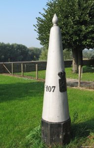 107n-grenspaal-itteren-smal-straatje-2