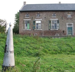 112b-grenspaal-geneut