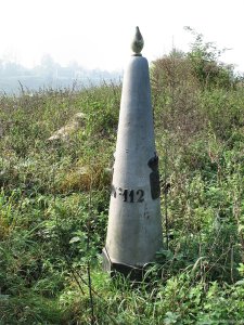 112n-grenspaal-meers-bij-grote-boomstammen-2