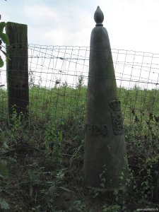 120n-grenspaal-visserweert-in-prive-tuin
