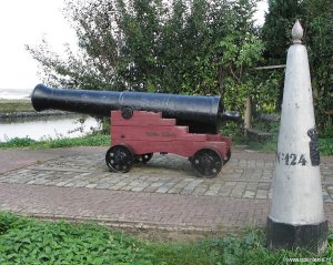 124n-grenspaal-langs-maas-stevensweert