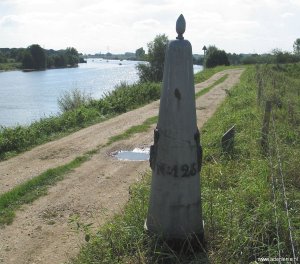 125b-grenspaal-langs-maas-2