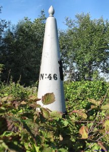 046b-grenspaal-langs-maas-achter-voetbalveld-3