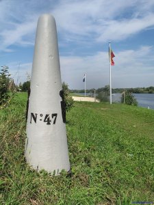 047b-grenspaal-pontje-lanaye-2