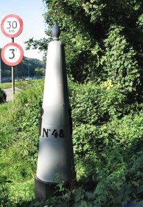 048b-grenspaal-langs-maas-sluizen-petit-lanaye