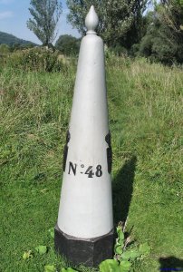 048n-grenspaal-blote-mannen-paal