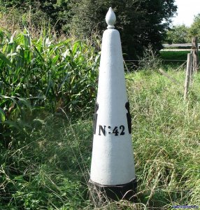 42-grenspaal-bij-snelweg-a2-naar-luik-3