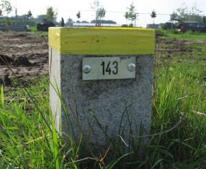 143 nieuwe grenspaal op juiste plaats 11-09-2010