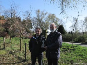 006-grenspalenwandeling-herman-en-harry-met-replica-steentje