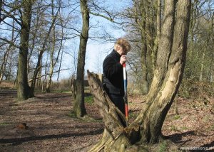 056-grenspalenwandeling-kogelgaten-182-lenie-met-stok